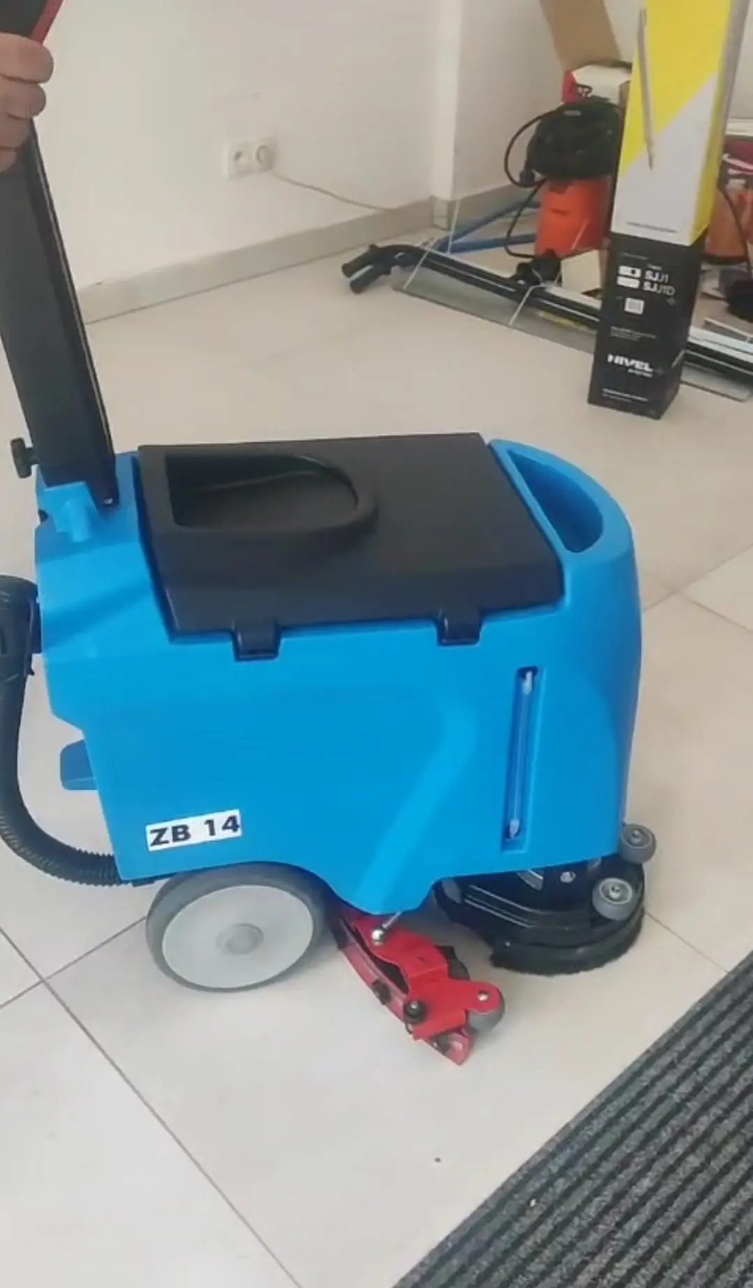 Profesjonalna szorowarka Zauber do maszynowego czyszczenia i nabłyszczania podłóg – usługi firmy sprzątającej Karen Błysk