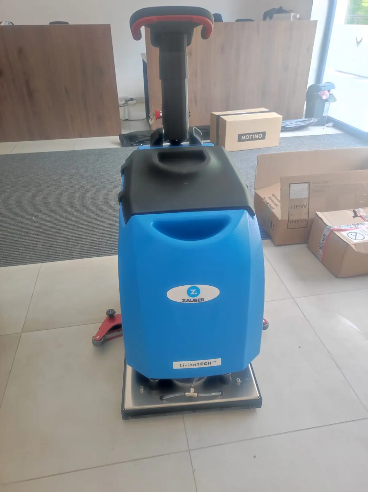 Szorowarka Zauber podczas pracy – specjalistyczne czyszczenie i nabłyszczanie podłóg z Karen Błysk