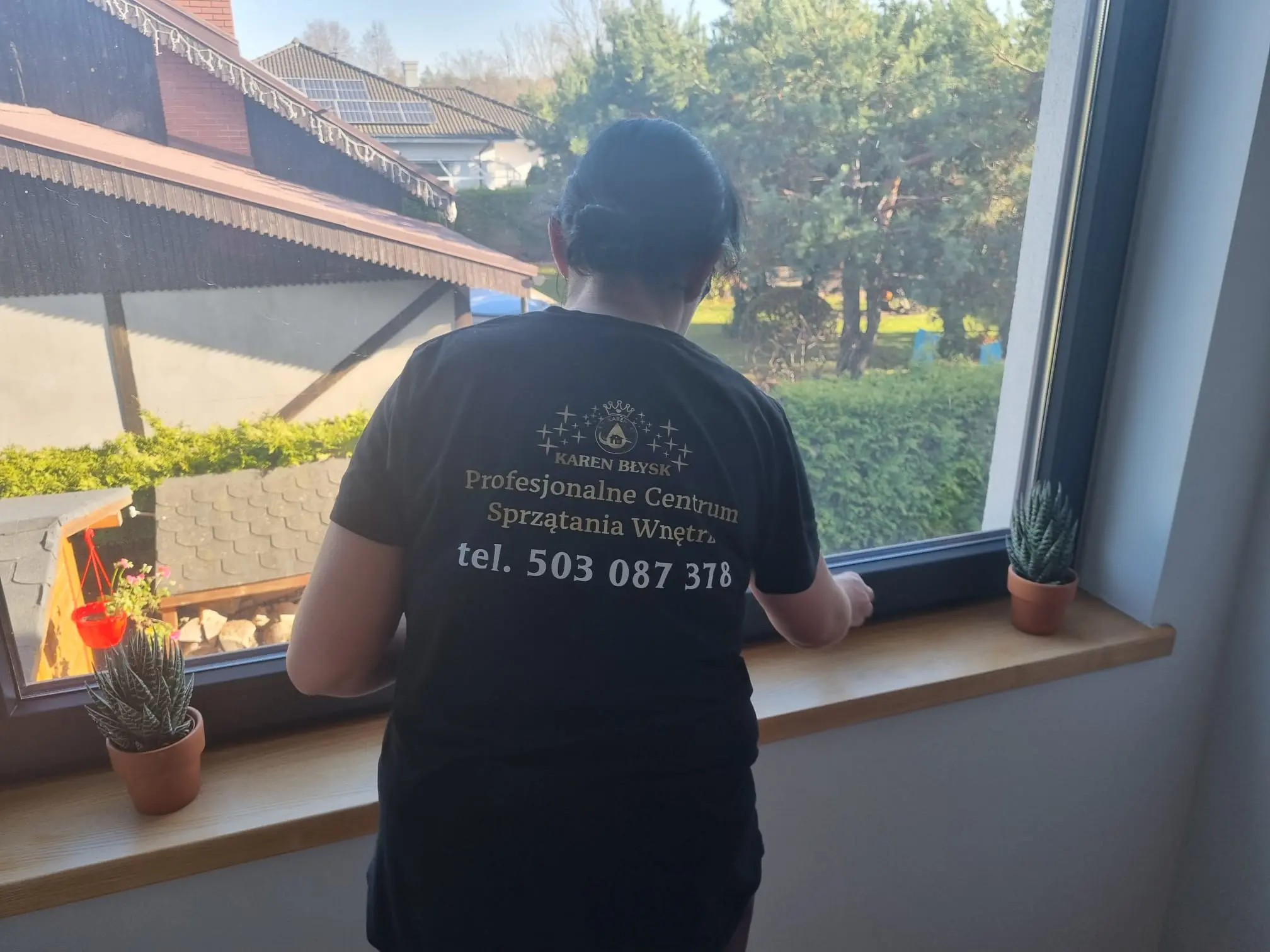 Profesjonalne mycie ramy okiennej w mieszkaniu – usługi mycia okien firmy sprzątającej Karen Błysk