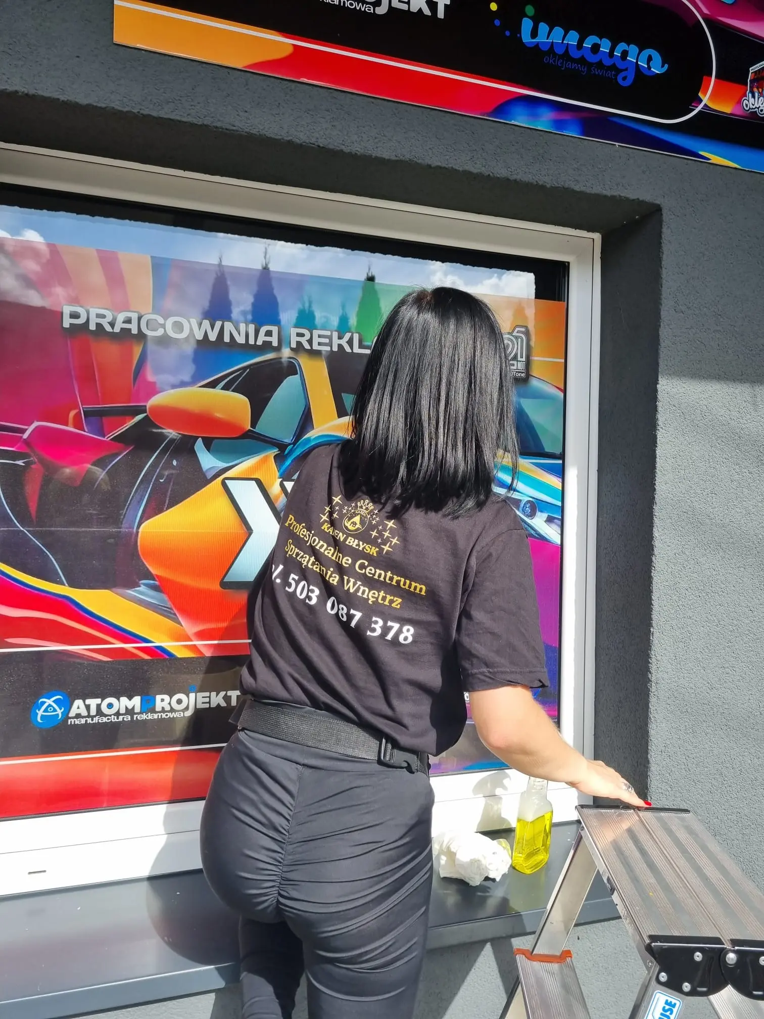 Mycie okna w biurze firmy Atomprojekt – kompleksowe mycie okien i witryn przez Karen Błysk