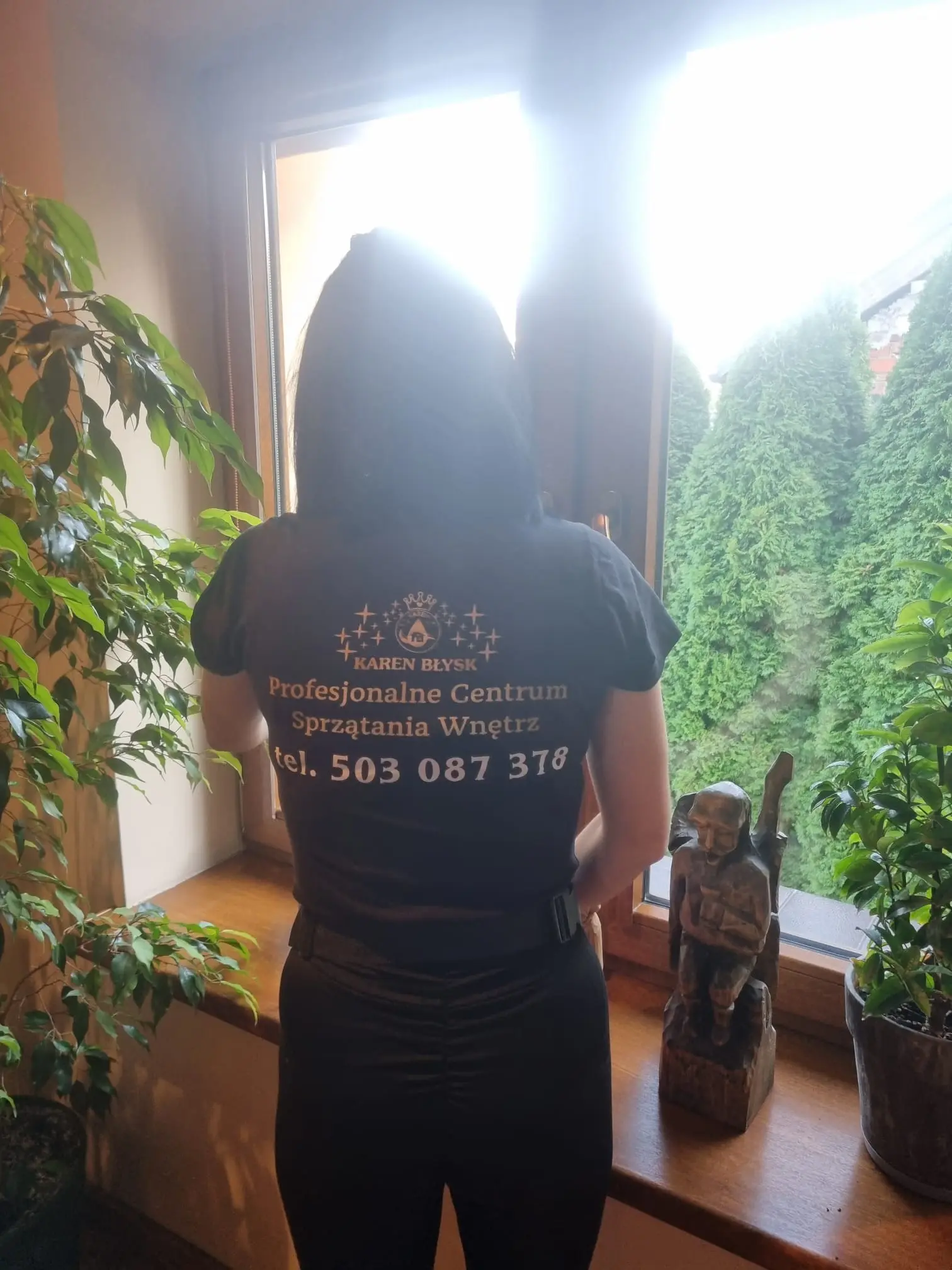 Czyszczenie parapetu w mieszkaniu – dokładne mycie okien i wykończenie detali przez firmę Karen Błysk