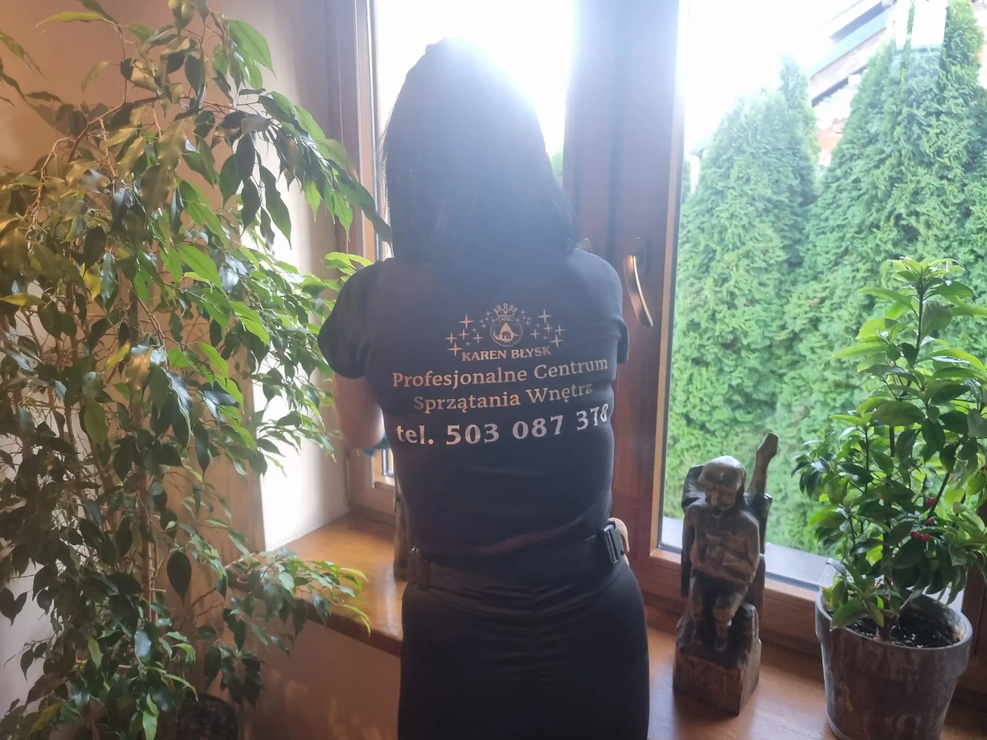 Profesjonalne mycie okna w mieszkaniu – błyszczące szyby dzięki firmie sprzątającej Karen Błysk