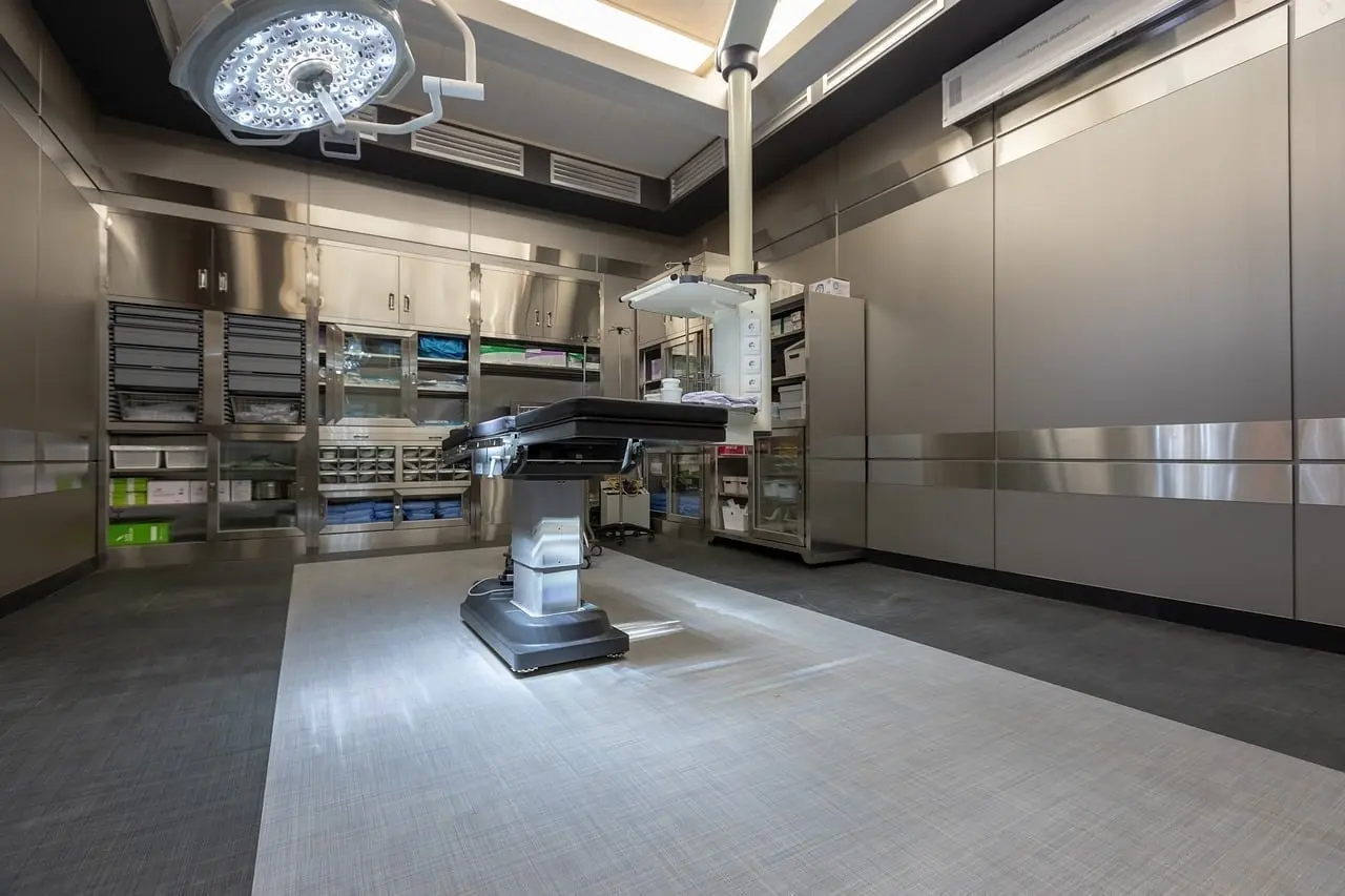 Zadbana sala operacyjna – specjalistyczne sprzątanie szpitali i placówek medycznych z Karen Błysk