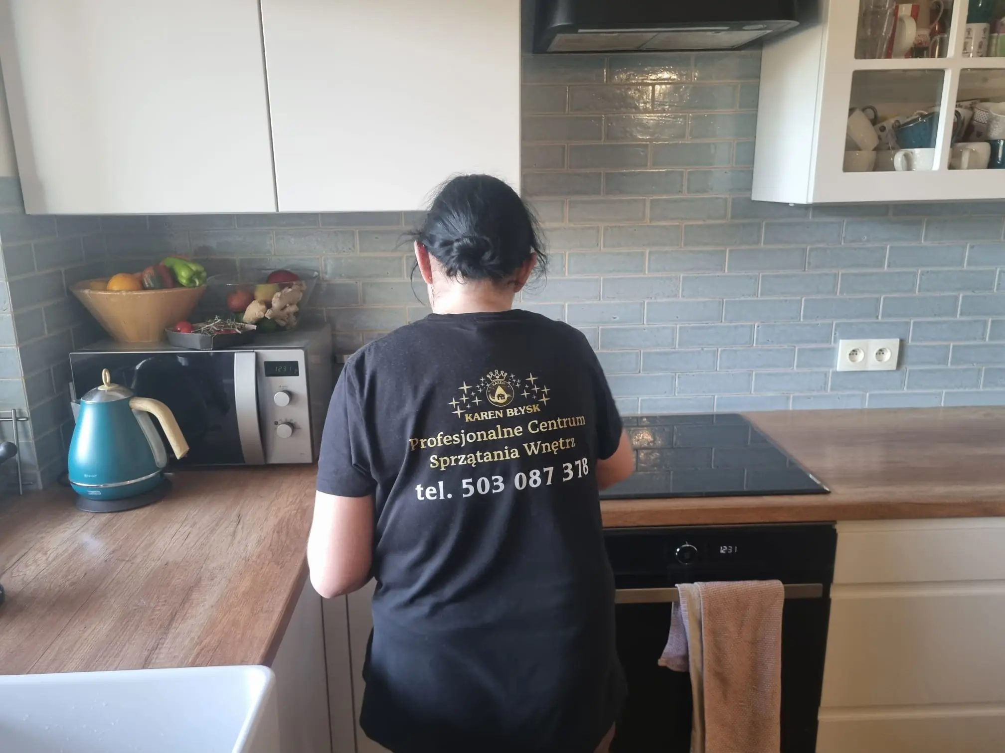 Czyszczenie blatu w nowoczesnej kuchni – profesjonalne sprzątanie domów i mieszkań z Karen Błysk