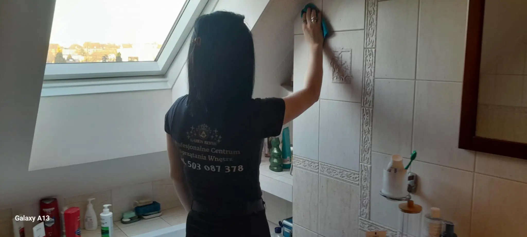 Dokładne mycie płytek na ścianie w łazience – specjalistyczne sprzątanie łazienek z Karen Błysk