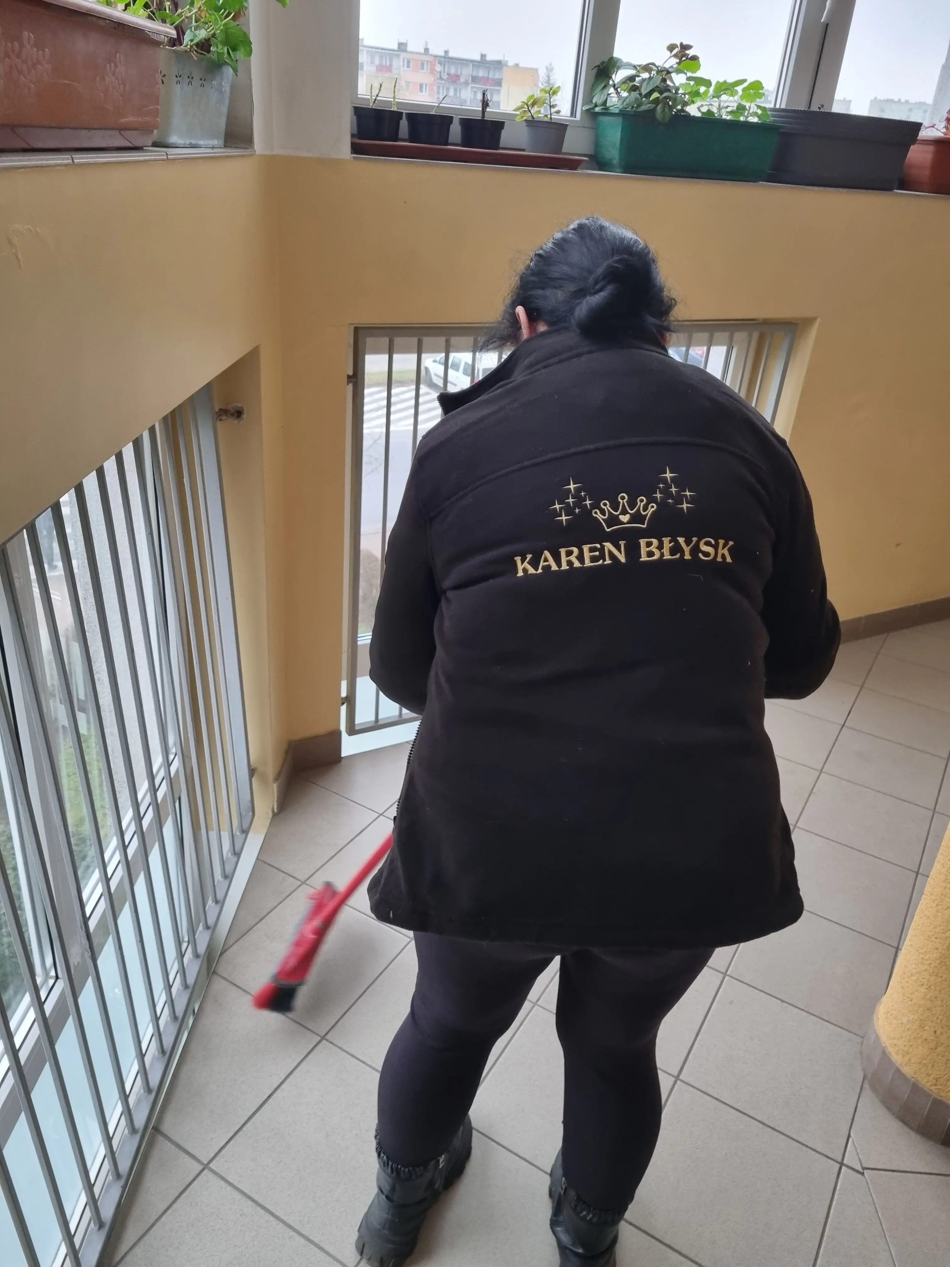 Zamiatanie podłogi na klatce schodowej – regularne utrzymanie czystości w budynkach z firmą Karen Błysk