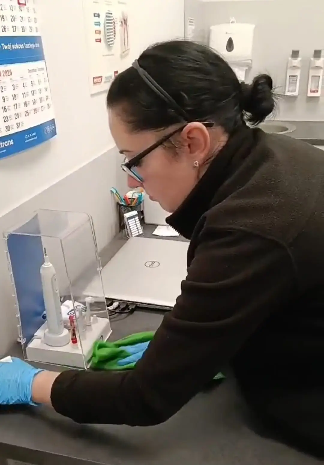 Wycieranie stołu w gabinecie stomatologicznym – specjalistyczne sprzątanie placówek medycznych przez Karen Błysk