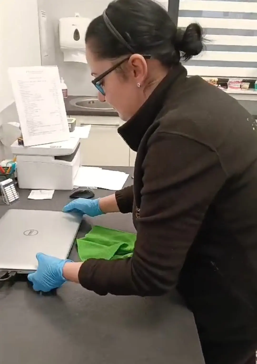 Układanie i porządkowanie wyposażenia w gabinecie stomatologicznym – higieniczne sprzątanie medyczne z Karen Błysk