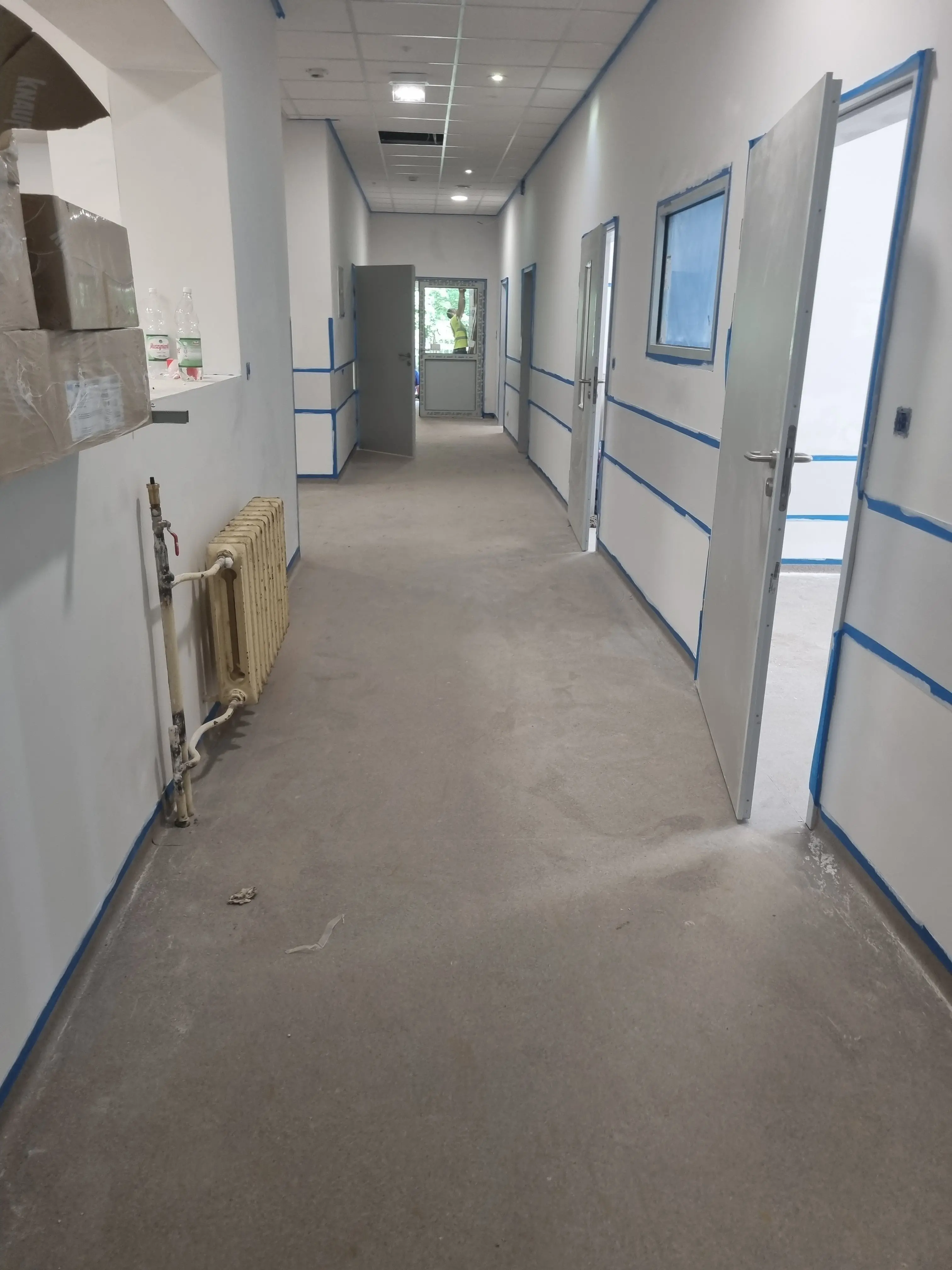 Wysprzątany korytarz w remontowanym budynku – sprzątanie po remoncie z firmą Karen Błysk