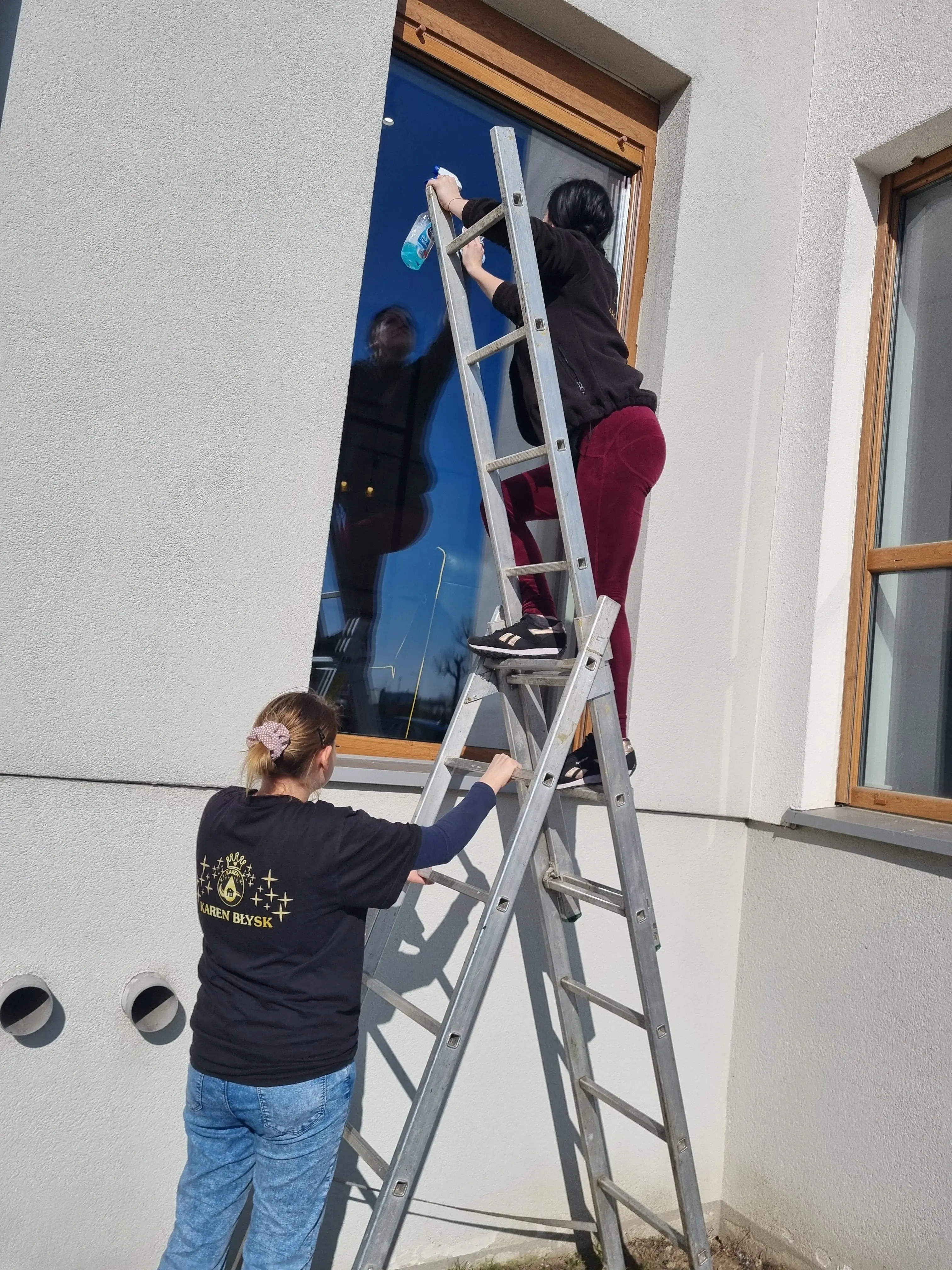 Dwie sprzątaczki myjące okno na zewnątrz – szybkie i skuteczne mycie dużych przeszkleń