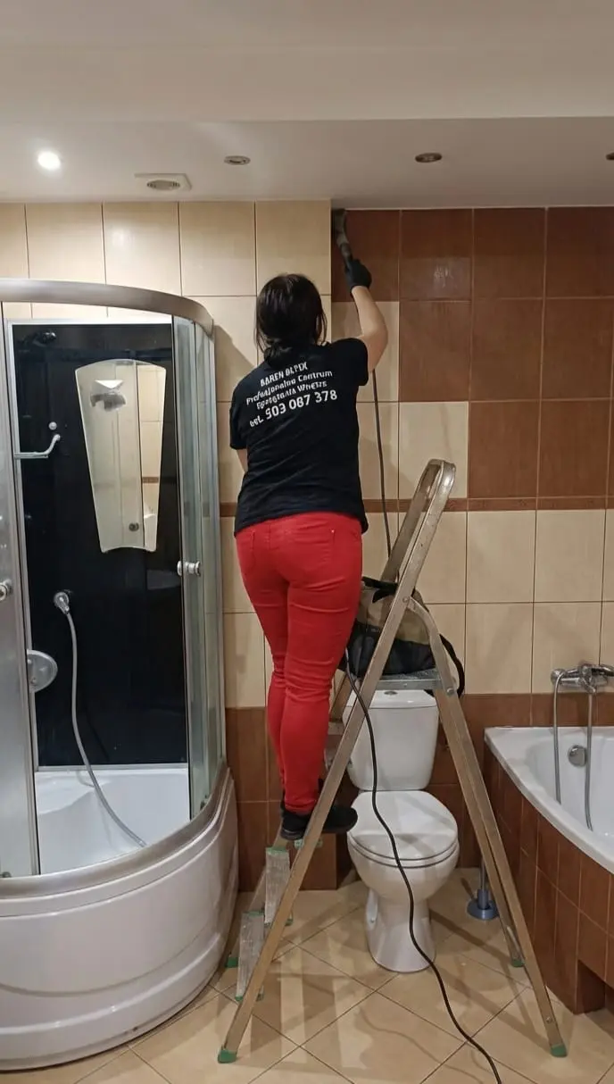 Sprzątaczka myjąca płytki w łazience – profesjonalne czyszczenie glazury i fug przez firmę Karen Błysk